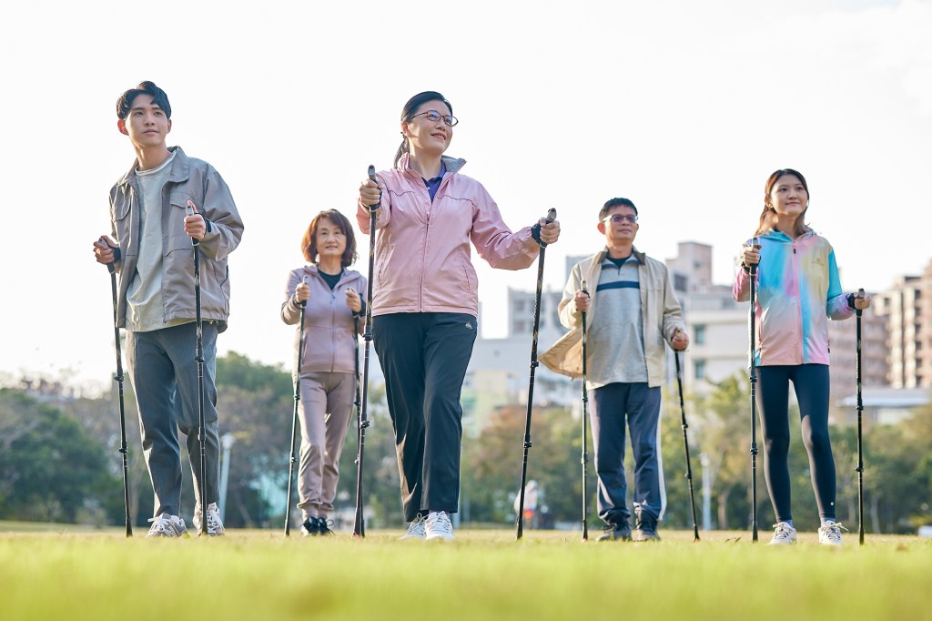 健走杖使用示意,於公園步道進行健走運動